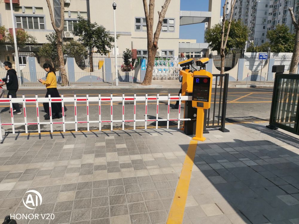 深圳鹽田市場監(jiān)督管理局停車場車牌識別+廣告門門禁